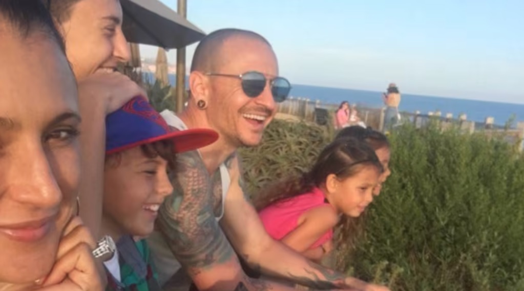 Tuto fotografii pořádila manželka frontmana Linkin Park Chestera Benningtona krátce před jeho smrtí v červenci 2017. Komentovala ji: „Takhle vypadal jen několik dní předtím, než si sáhnul na život. Nikdy by vás nenapadlo, že myslí na sebevraždu." linkin