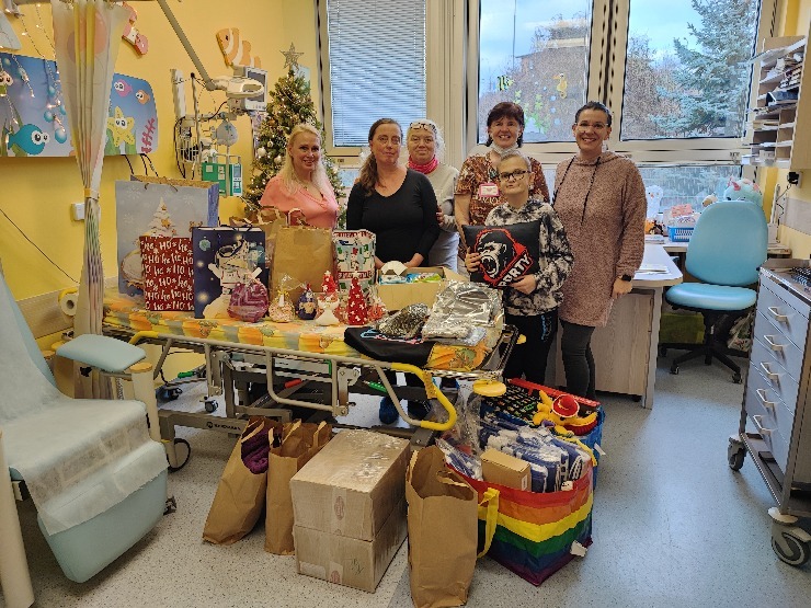 m pani lenka vpravo pri predavani materialni pomoci