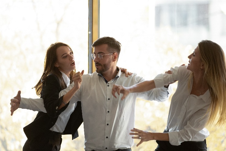 I takové scény známe z kanceláře. Ty šťastnější z nás jen z pozice diváka. m shutterstock 1486736366