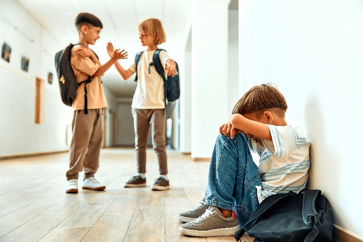 Šikana, neřešená ve školce, může už na prvním stupni základní školy dorůst do obřích rozměrů. m shutterstock 2360425273