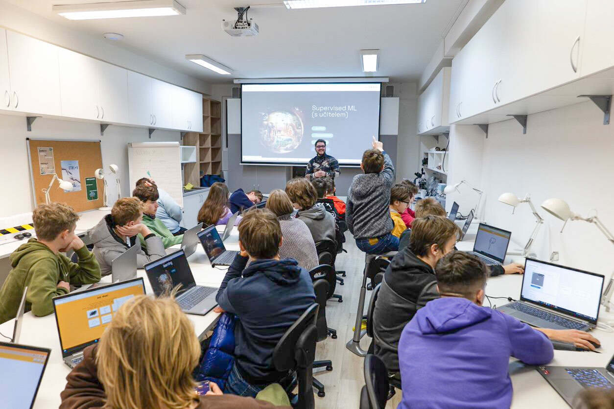Martin mezi studenty. (zdroj: se svolením Aignos) martin