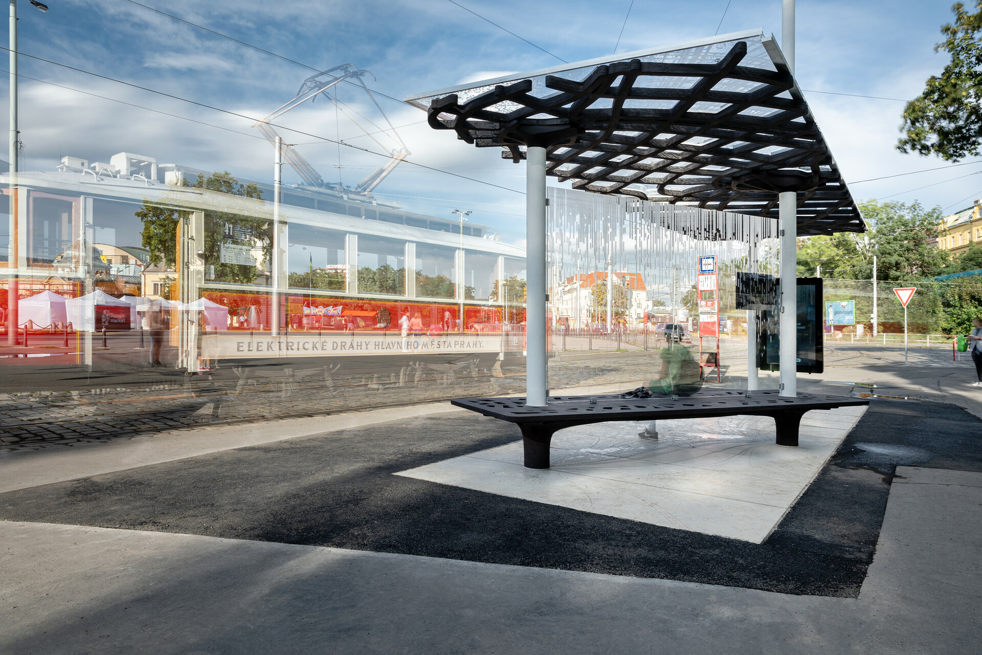 Zastávka u Výstaviště. (foto: Tomáš Hejzlar) so concrete tram stop tomas hejzlar 01