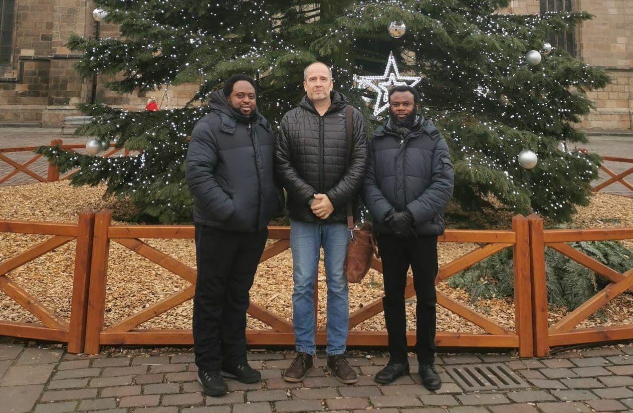 Timothy Terna Asongu, autor článku, Emmanuel Okwudilichukwu Onuma. Škoda, že je tříkrálová sbírka za námi (foto: Zdeněk Strnad) trikralove autortaky do clanku