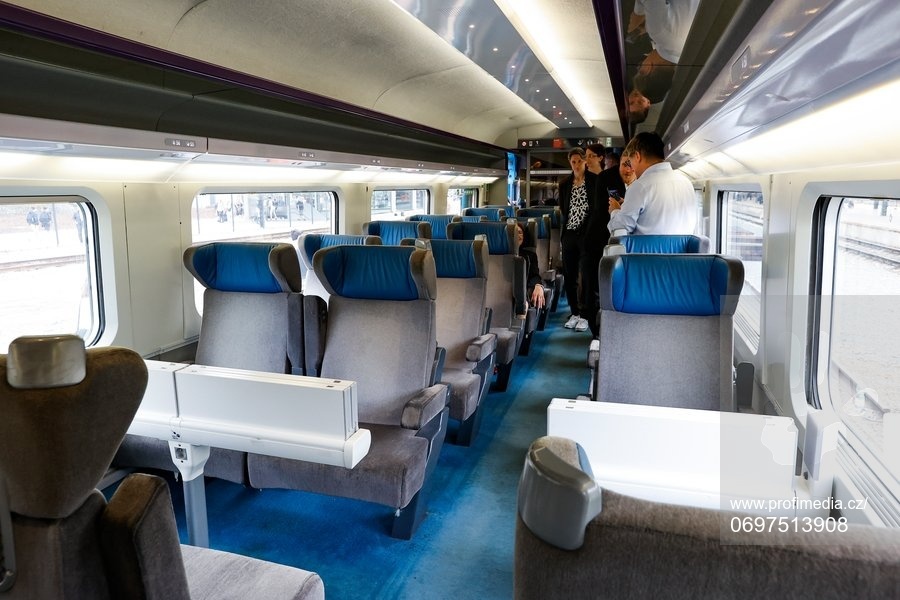 Interiér TGV je moc hezký. Jako fakt. Jednou ho třeba otestujeme i v Česku (foto: Profimedia) tgv interier profimedia