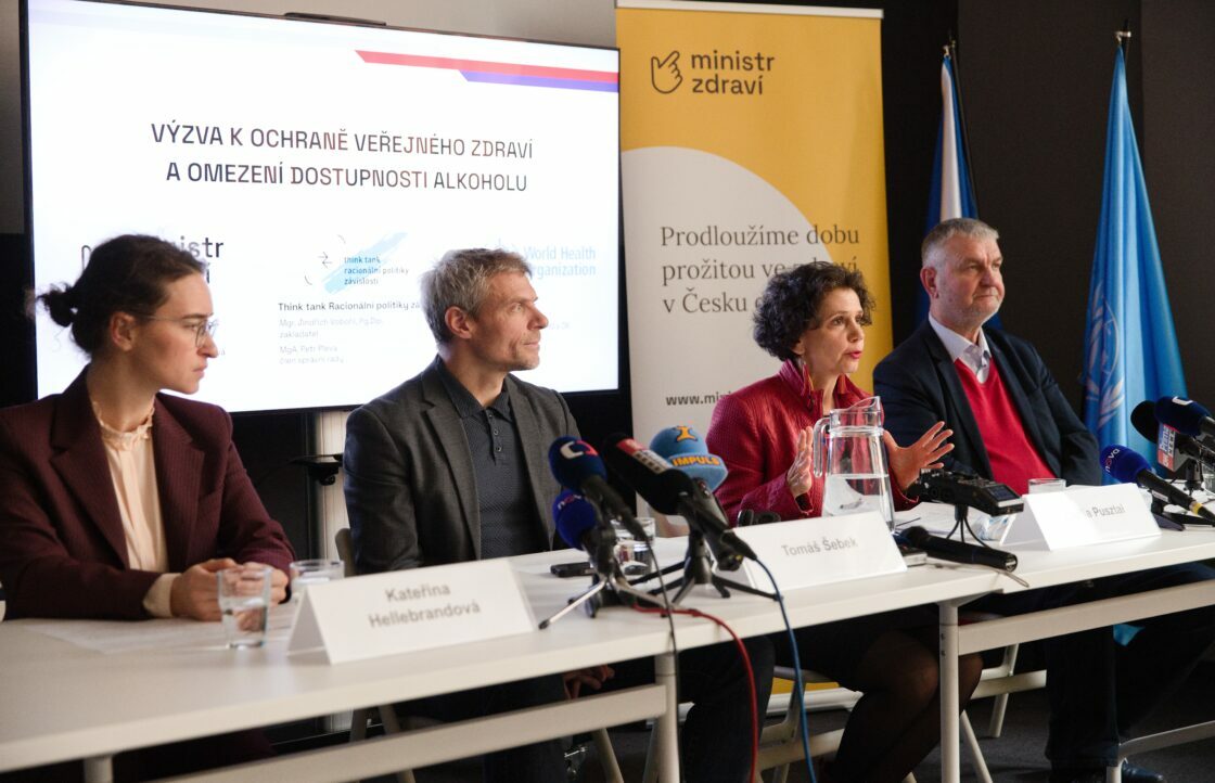 Výzvu k omezení alkoholu představili (zleva) Kateřina Hellebrandová (Ministr zdraví), Tomáš Šebek (Ministr zdraví), Zsofia Pusztai (vedoucí Kanceláře WHO v České republice) a Petr Pleva (Racionální politika závislostí) ministr zdravi tk alkohol