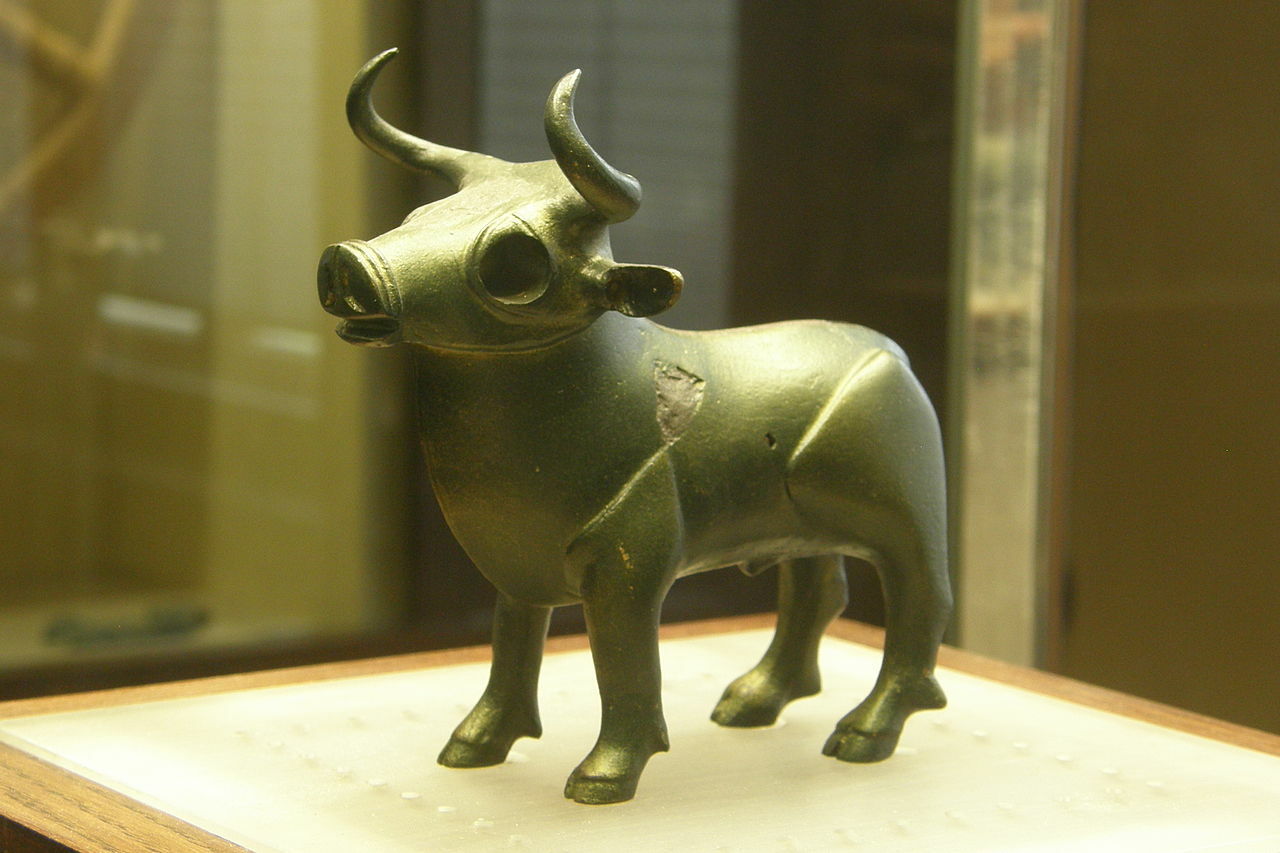 Bronzová socha býčka, nalezená v Býčí skále (zdroj: Wikipedia) 1280px bronze statue of a bull byci skala