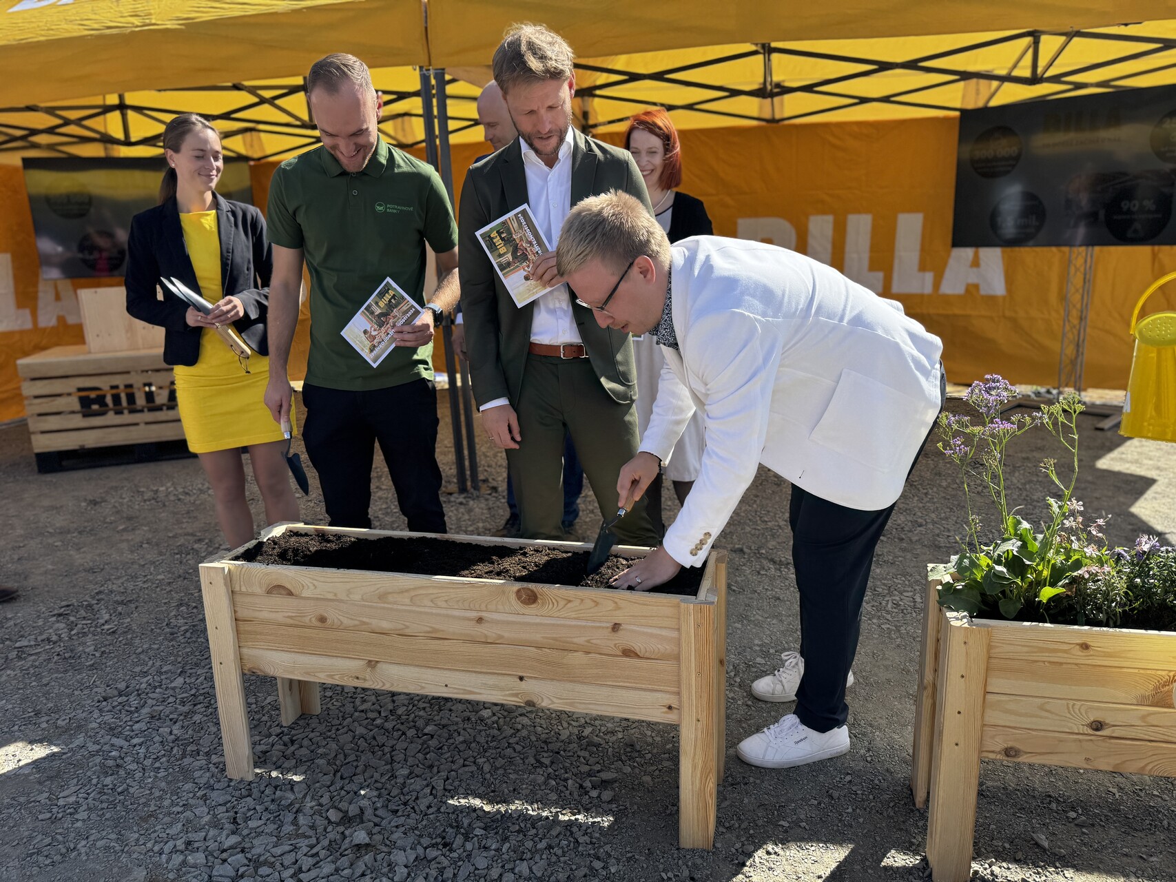 Dřevěná stavba bude zasazena do zeleně, jejíž základy byly vysazeny u příležitosti zahájení stavby. img 4131