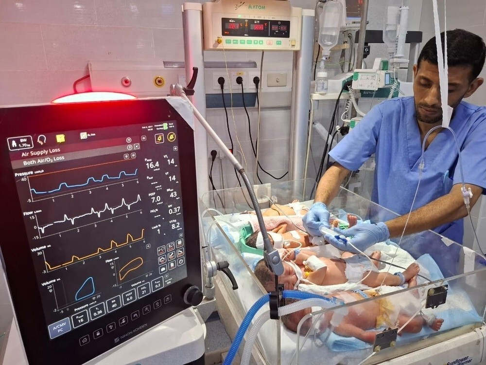 Na neonatologické jednotce intenzivní péče nemocnice Al Helou sdílí novorozenci jeden inkubátor - ostatní byly zničeny. (foto: Joanne Perry) fotodva