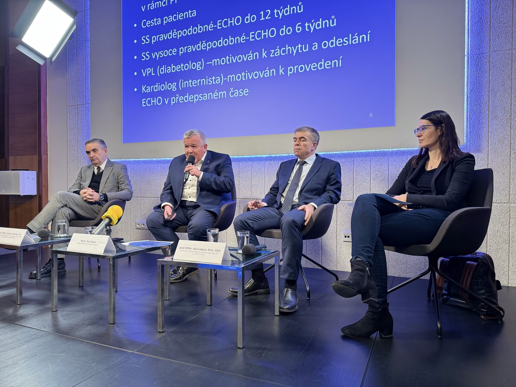 Tisková konference k představení projektu. Zleva MUDr. Ondřej Viklický, MUDr. Petr Šonka, MUDr. Aleš Linhart, moderátorka img 1155 res