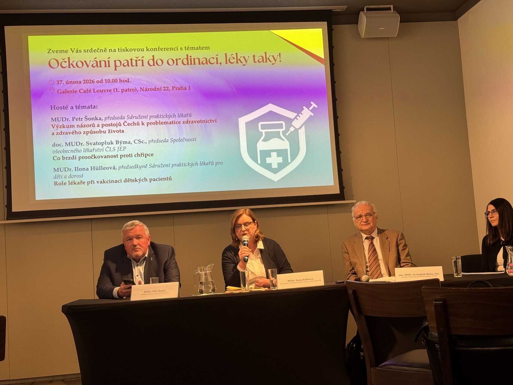 Z tiskové konference praktických lékařů. Zleva: MUDr. Petr Šonka, MUDr. Ilona Hulleová, MUDr. Svatopluk Býma, moderátorka debaty tk ocko 260217