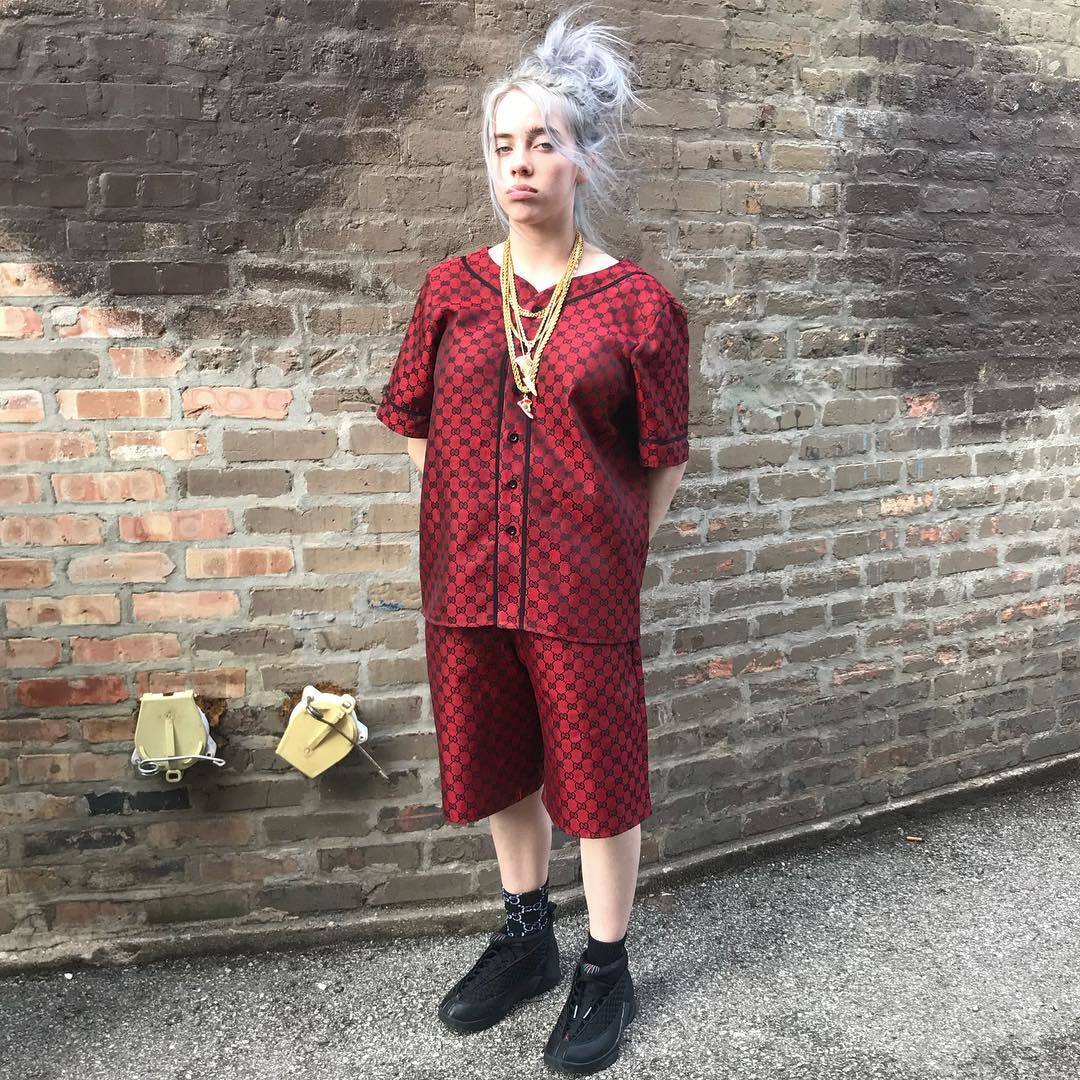 Billie nosí zásadně obrovské oblečení. Nechce, aby někdo komentoval její tělo billiie hadry neresi
