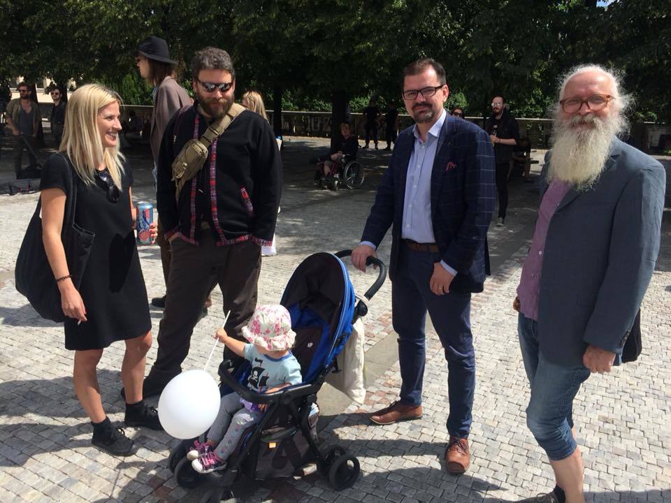 Mezi "jinými politiky", jak se Piráti rádi označují, působí Jaroslav Němec (druhý zprava) ještě hodně konzervativně jardanemec jinypolitik