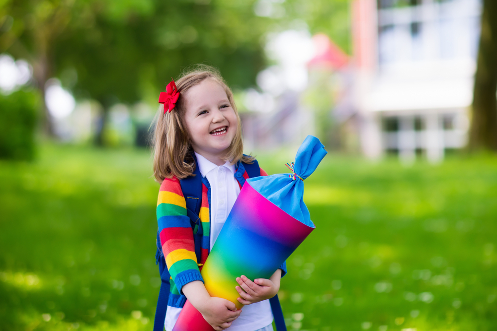 Dítě s kornoutem může být šťastné, dokud nedorazí do třídy, kde nikdo žádný kornout nemá shutterstock 436380796
