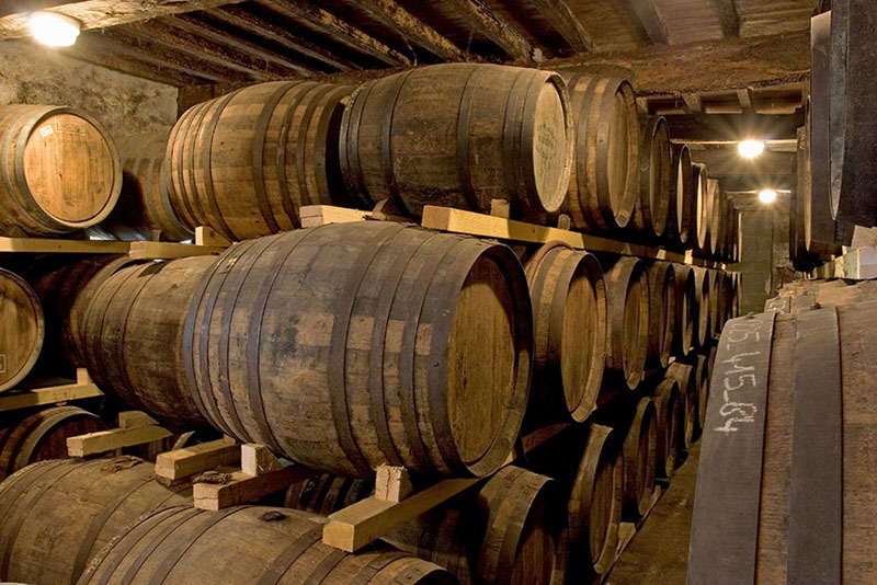 Cognac se nechává vyzrát v sudech ve sklepeních po desítky let 57537 sudy mensi