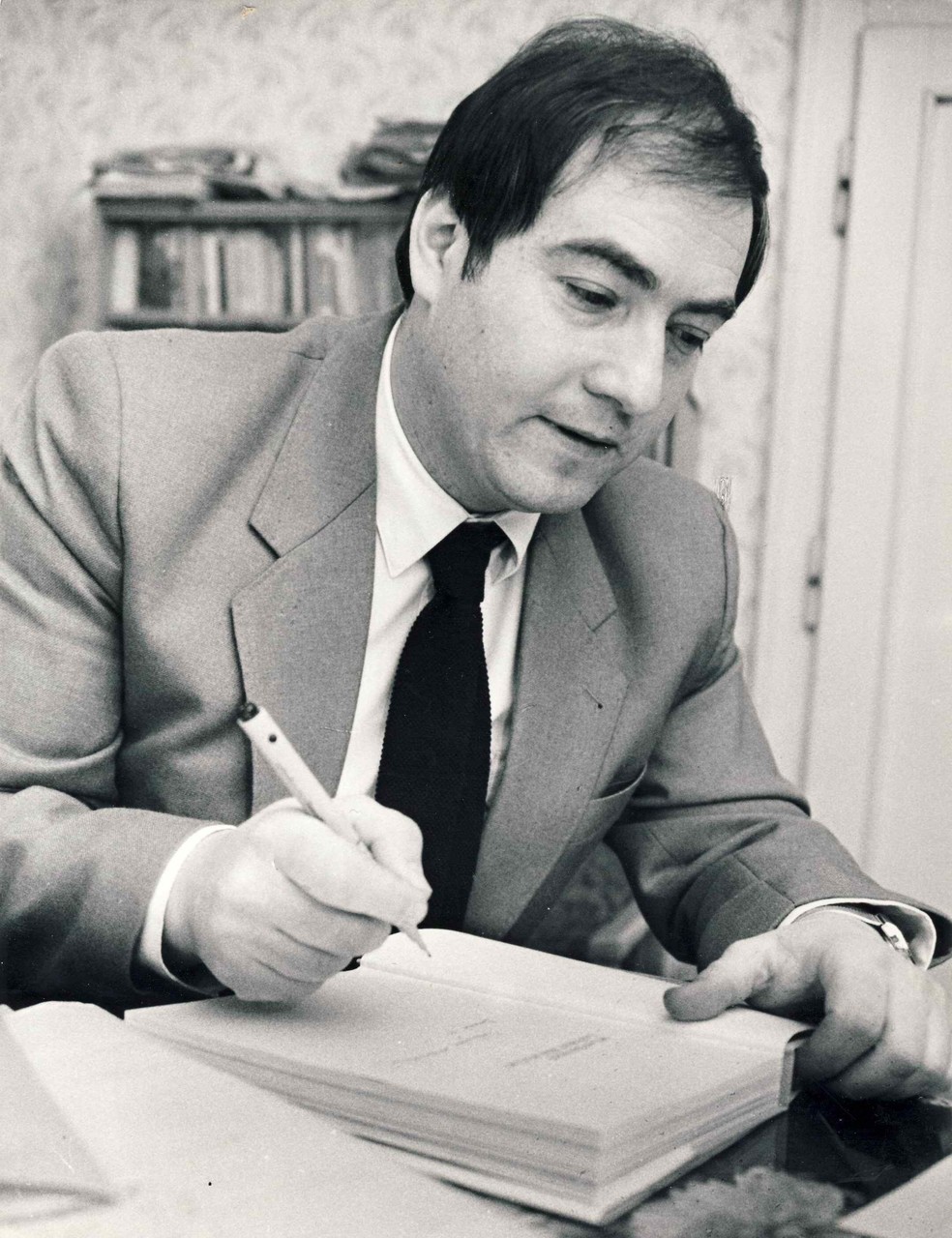 Milan Bauman při podpisu jedné ze svých populárně naučných knih v osmdesátých letech milan bauman osmdesata leta