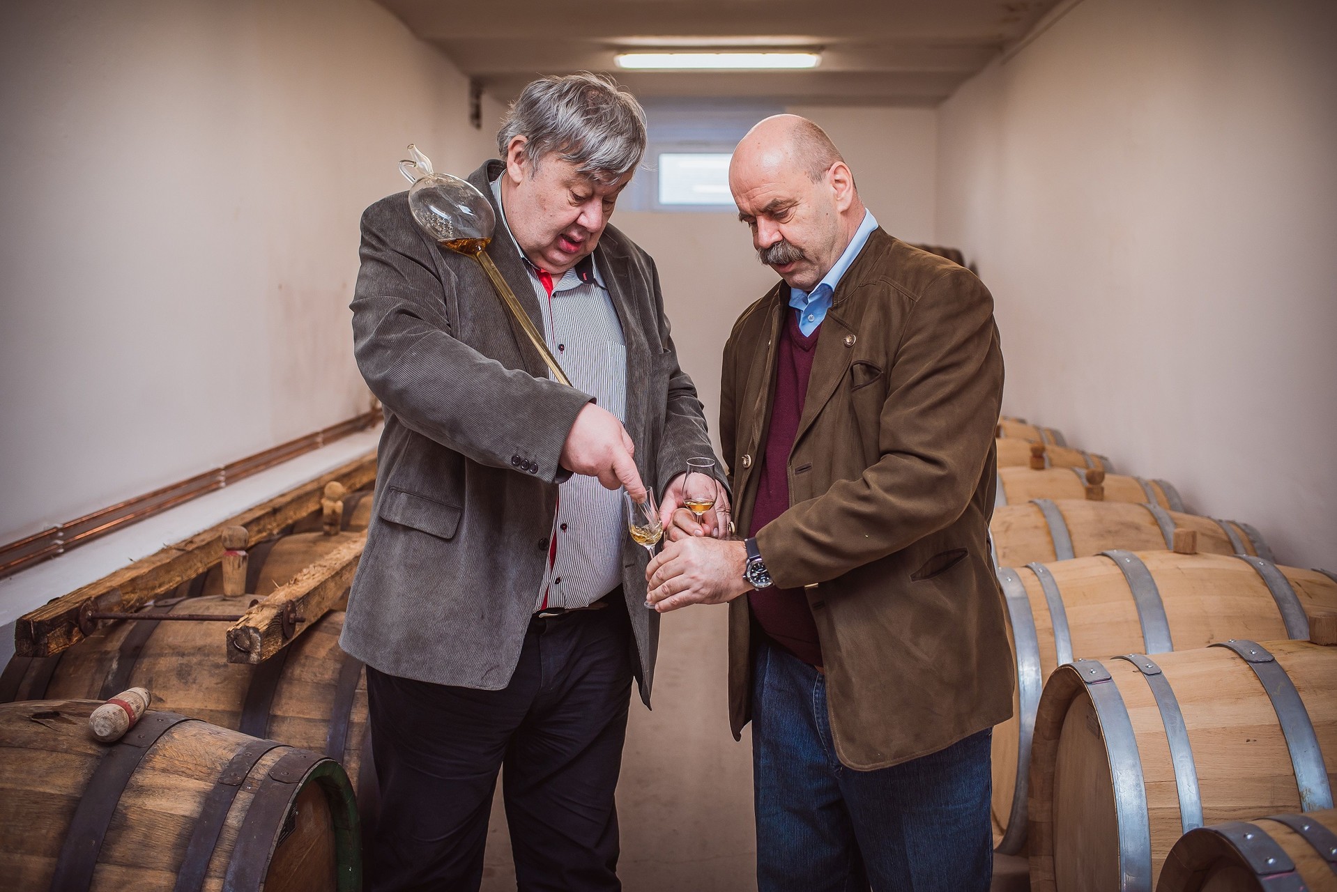 Václav Šitner (vlevo) s Janem Hildprandtem a povinná ochutnávka ze sudů 2019 02 27 liquib blatna 64