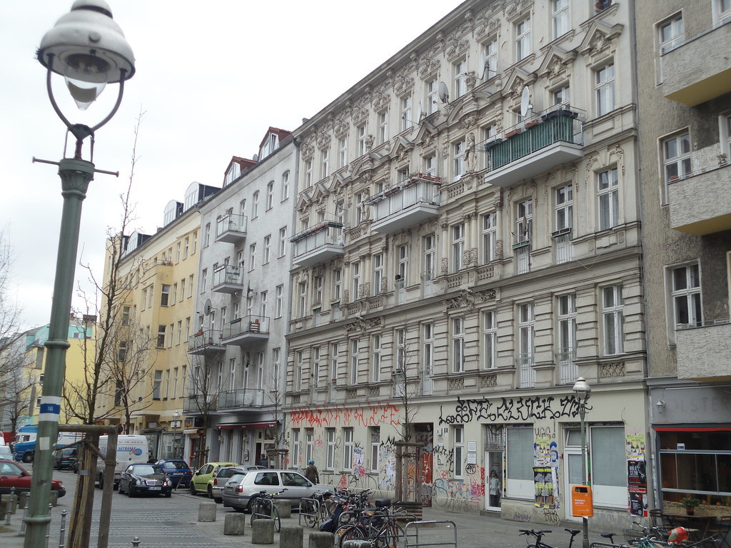 A takto vypadají Mietskaserne dneska. Domy po bombardování nahradily nové, ale styl zůstal 7225962764 510e71ca04 b