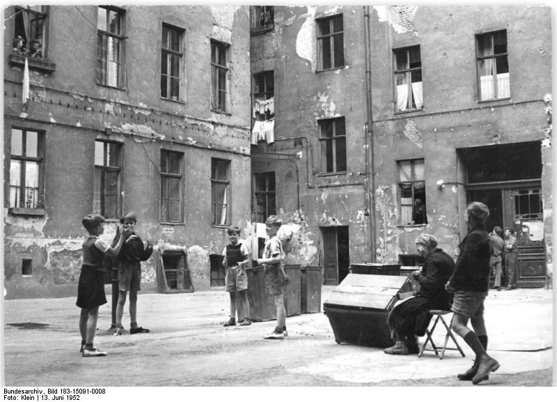 Hinterhof neboli typický zadní dvorek v 50. letech minulého století bundesarchiv bild 183 15091 0008 berlin hinterhof spielende kinder