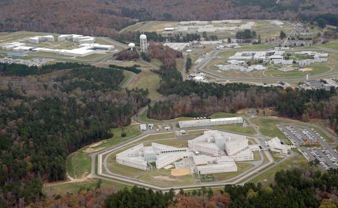 V Butneru tráví důchod Bernard Leon Madoff, americký investiční bankéř a pachatel největší zpronevěry v dějinách USA butner federal correctional institution