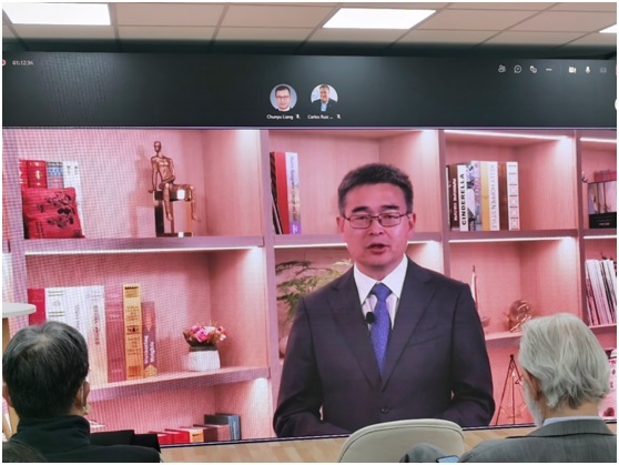 Dr. Fang Liang-čou, viceprezident a CMO Huawei Digital Power, přednesl projev na COP26 huawei dovnitr