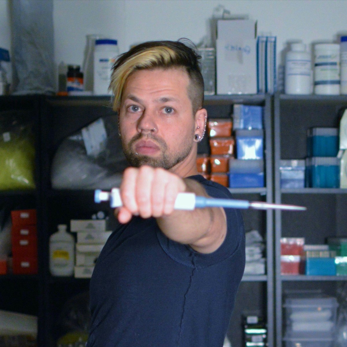 Josiah Zayner je trochu extrémnější biohacker, snaží se pozměnit svou DNA josiah
