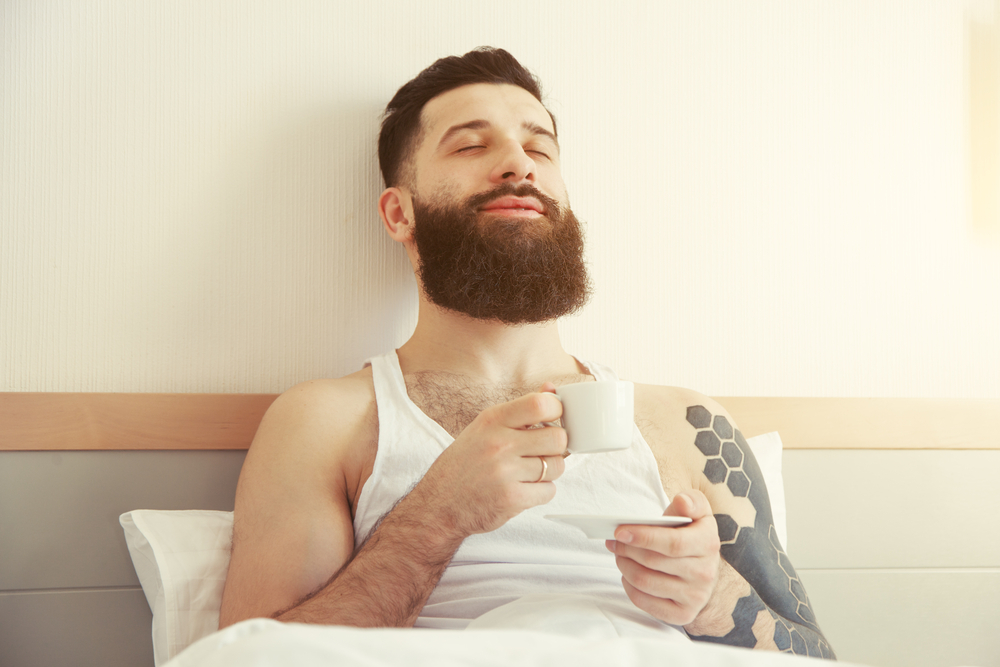 Čaj dokáže zklidnit žaludek a rozpustit jedy. caj shutterstock 557091544