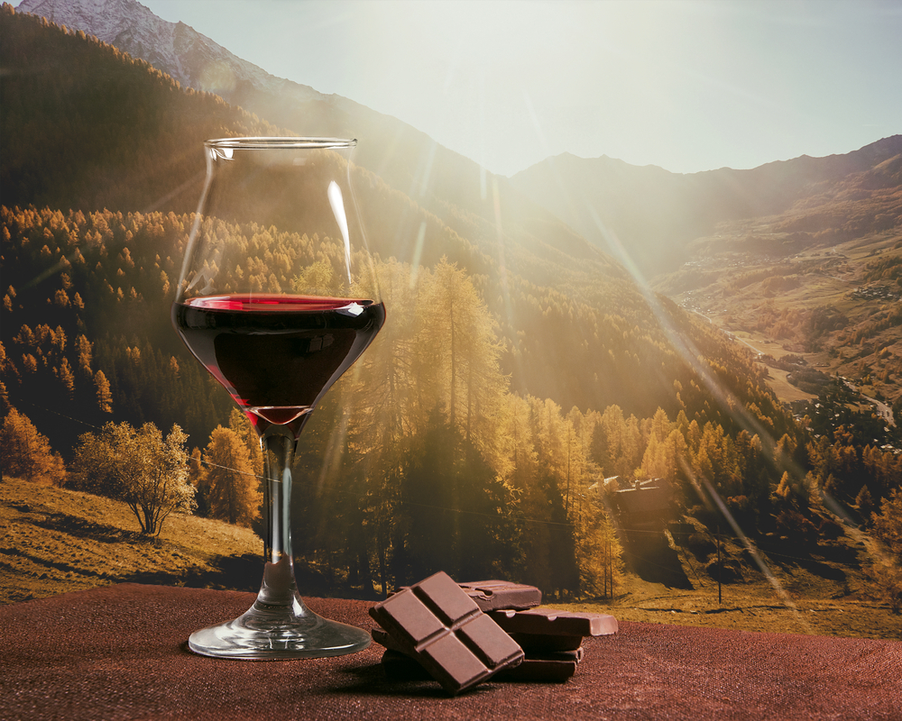 Hořká čokoláda a červené víno obsahují tělu prospěšné antioxidanty. cokolada a vino shutterstock 656526295