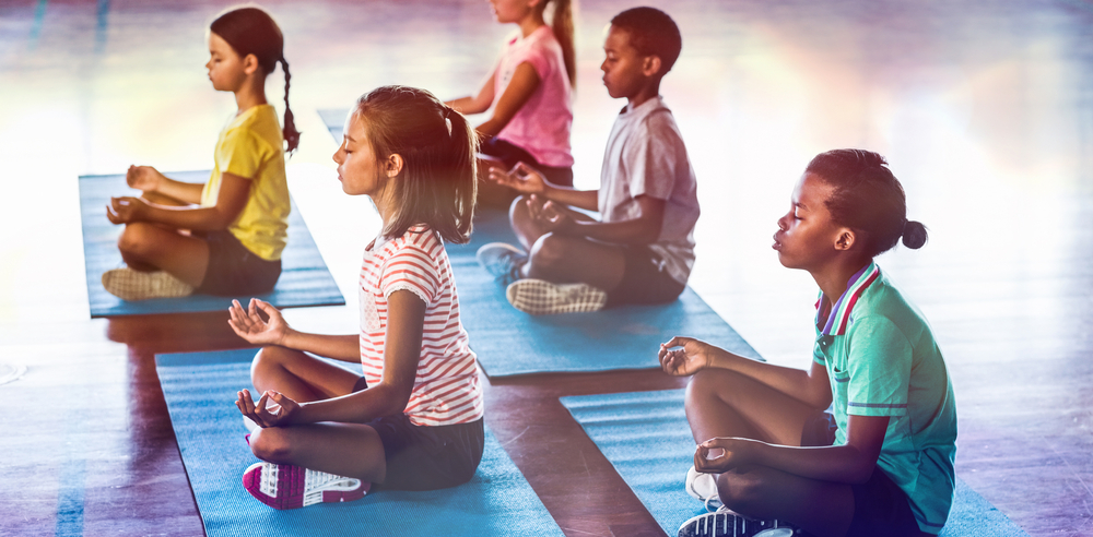 Projevy ADHD pomáhá zmírnit například jóga. detska joga shutterstock 568917094