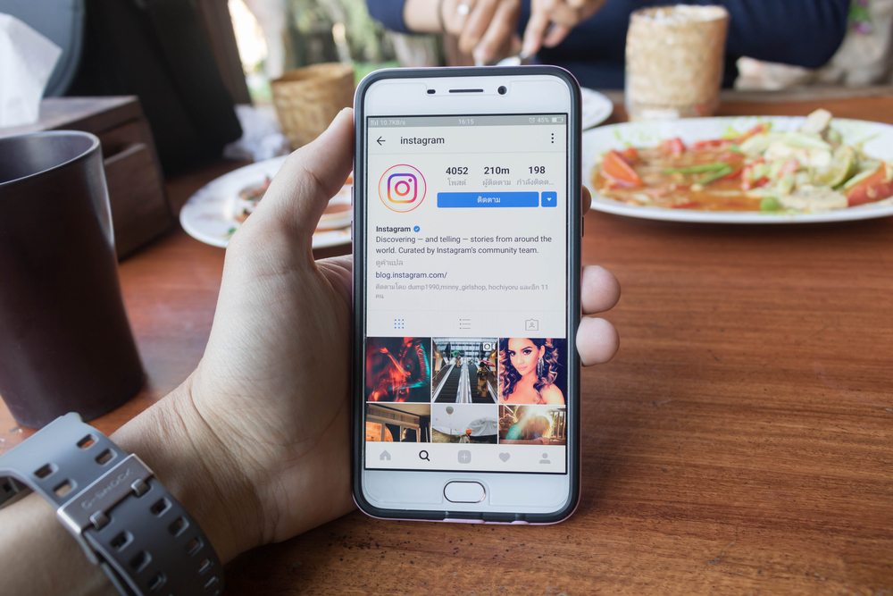 Dokonalé fotky uživatelů způsobují mnohým lidem depresi. instagram shutterstock 578806423