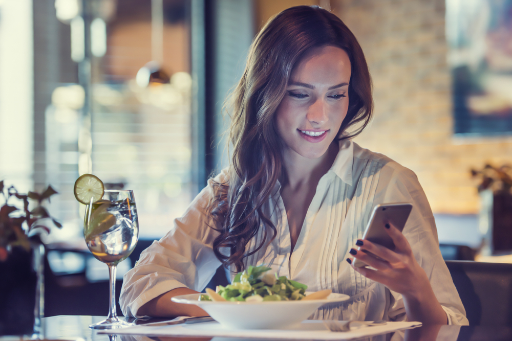 Během oběda či večeře bychom měli zvednout oči od telefonu i monitoru a soustředit se na jídlo samotné. jidlo shutterstock 335303507