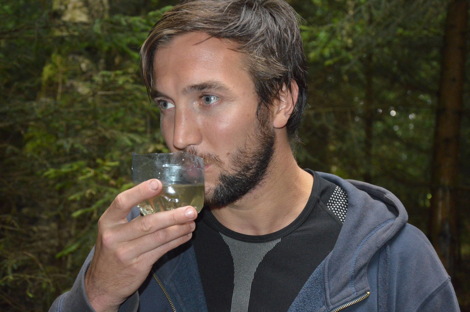 Jiří Hubička absolvoval víkendový kurz přežití. Věděli jste, že si čaj můžete uvařit v PET lahvi? jiri hubicka 3
