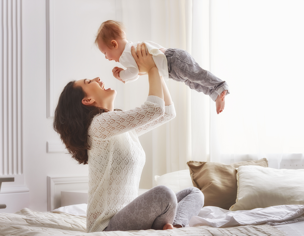 Podle studie si prý malé děti s větší pravděpodobností zapamatují jevy, které jsou doprovázeny pozitivními emocemi. kojenec shutterstock 398163976