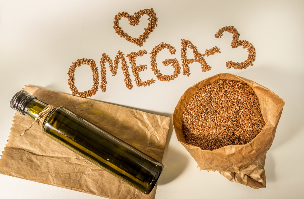 Testy prokázaly, že omega-3 mastné kyseliny jsou ve lněném oleji obsaženy z více než 50 %. lneny olej shutterstock 405695974