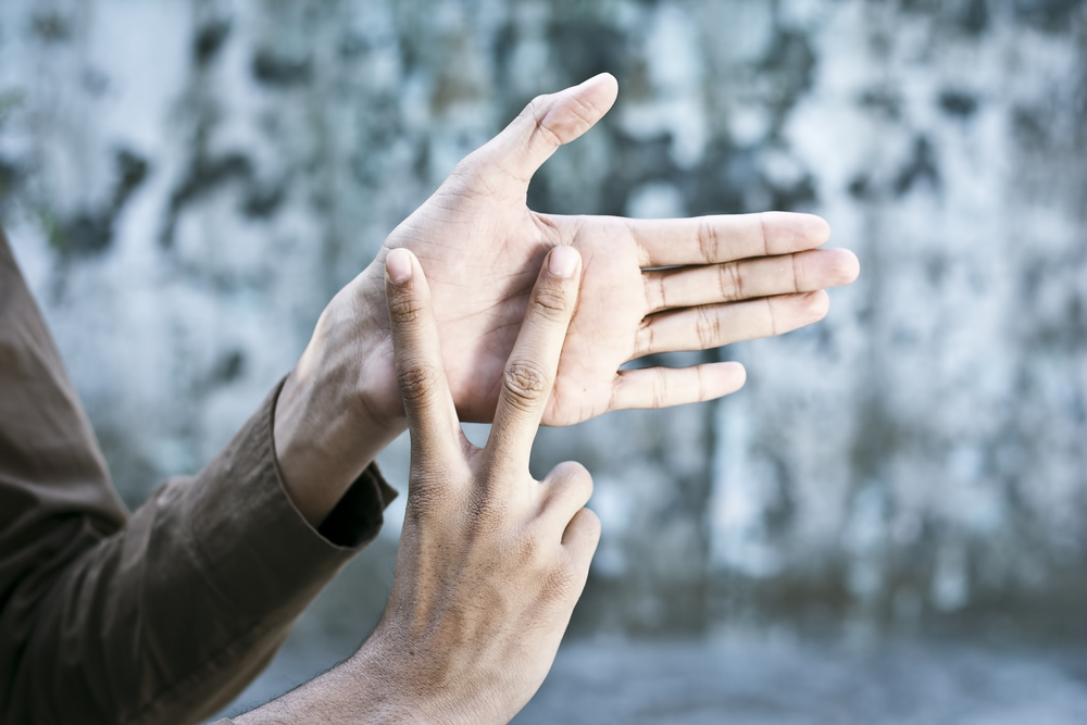 Tiché zprávy přinášejí pětkrát týdně formou dvou až tří videozpráv zajímavé informace ze světa neslyšících. neslysici shutterstock 558260398