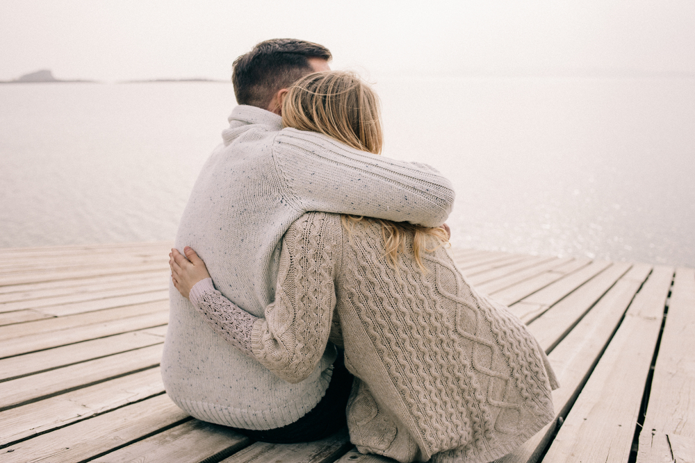 Pokud vás něco tíží, vypovídejte se z toho. Se stresem se můžete vypořádat také obyčejným objetím. objeti shutterstock 550487758