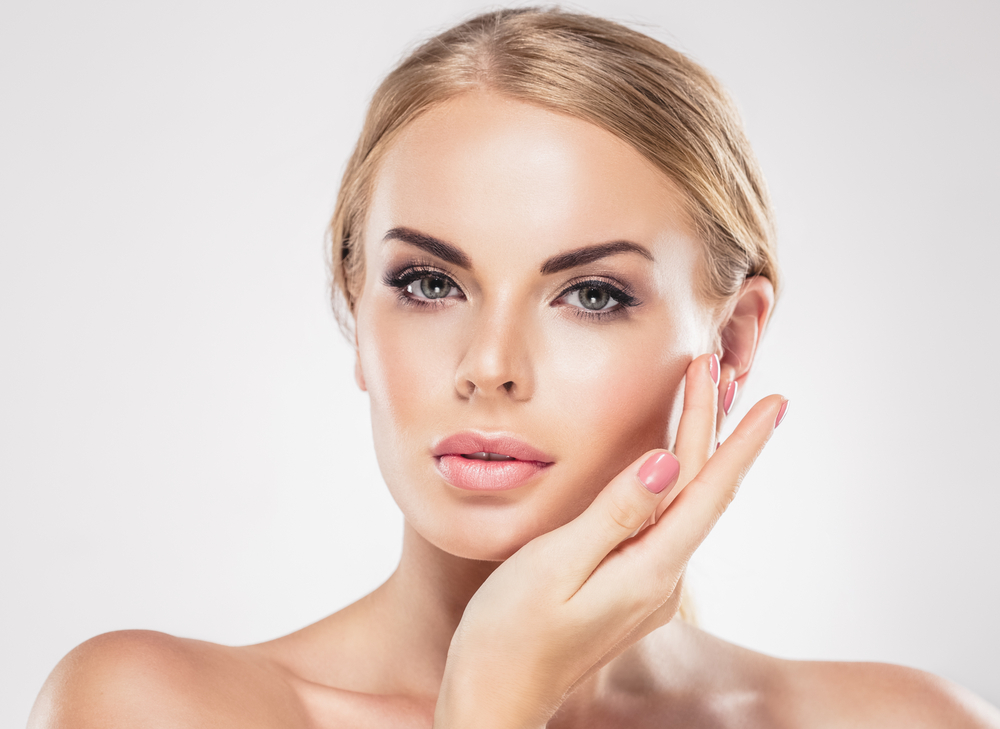 Obličejové masáže makovým olejem si oblíbili snad všichni účastníci průzkumu. oblicejova masaz shutterstock 557939833