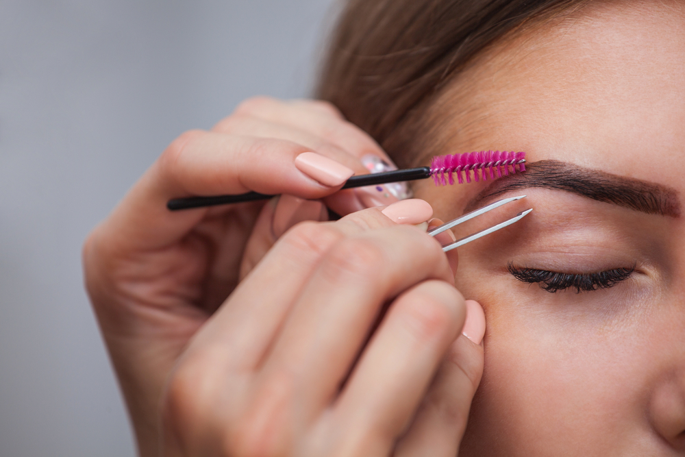 Ve středověku si ženy upravovaly pouze obočí a často ho vytrhaly úplně. oboci shutterstock 481579741
