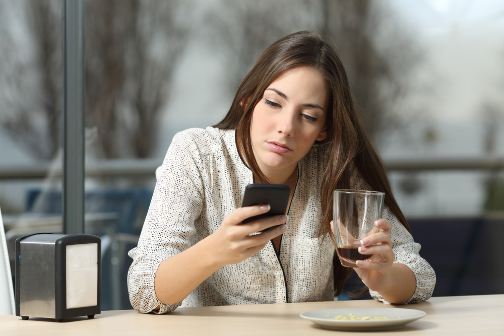 Jestliže svoji nebo svého ex sledujete několikrát denně na sociálních sítích, měli byste se nad sebou zamyslet. online shutterstock 360777107