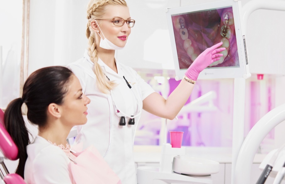Postup čištění zubů je pro každého individuální. Pravidelné návštěvy u dentálního hygienisty by měl tedy absolvovat každý. karolina1
