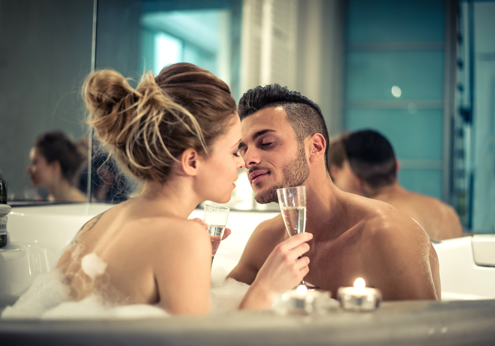 Připravte koupel i svému partnerovi a užijte si noc plnou vášně. relax koupel shutterstock 407642968