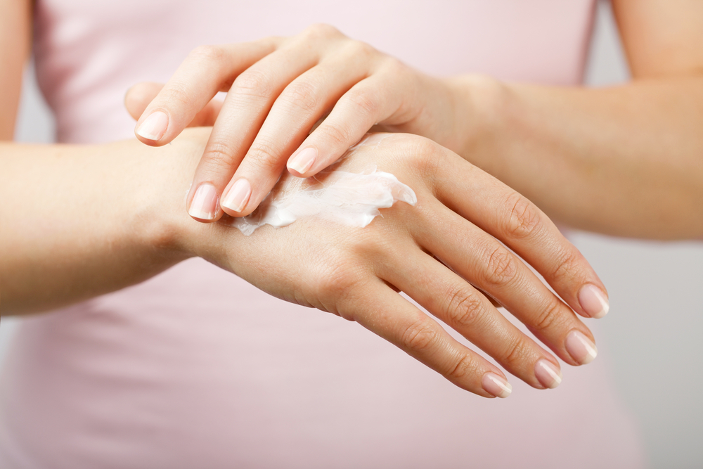 Denní mazání krémem je důležitou součástí správné péče. Muže ale postačit i obyčejný olivový olej. ruce krem shutterstock 125007146