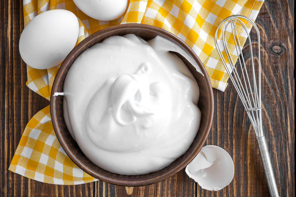 Pokud sáhnete po vaječných bílkách, vyhnete se při šlehání oddělování od žloutku a sníh budete mít hotový za pár sekund. shutterstock 218466610