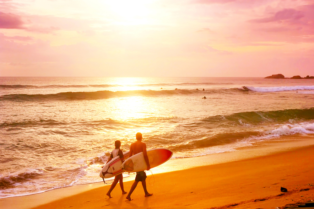 Na ostrově si každý najde to své. Například pláž Hikkaduwa je oblíbeným místem surfařů. sri lanka shutterstock 162504977