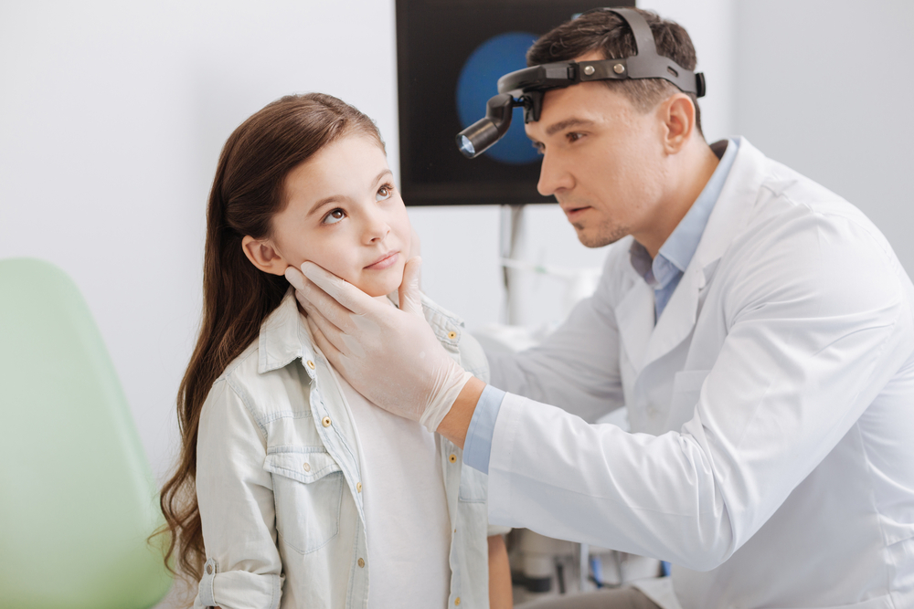 Chronický tubotympanální katar – catarrhus tubotympanalis chronicus, sekretorická mezotitida, OMS – otitis media secretorica. Ve všech případech se jedná o totéž: klihové ucho. usi shutterstock 628322600
