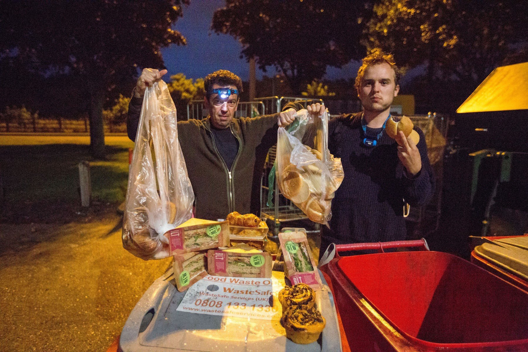 Pokud budete mít štěstí, dostanete se k potravinám přímo ze supermarketu dumster diving2