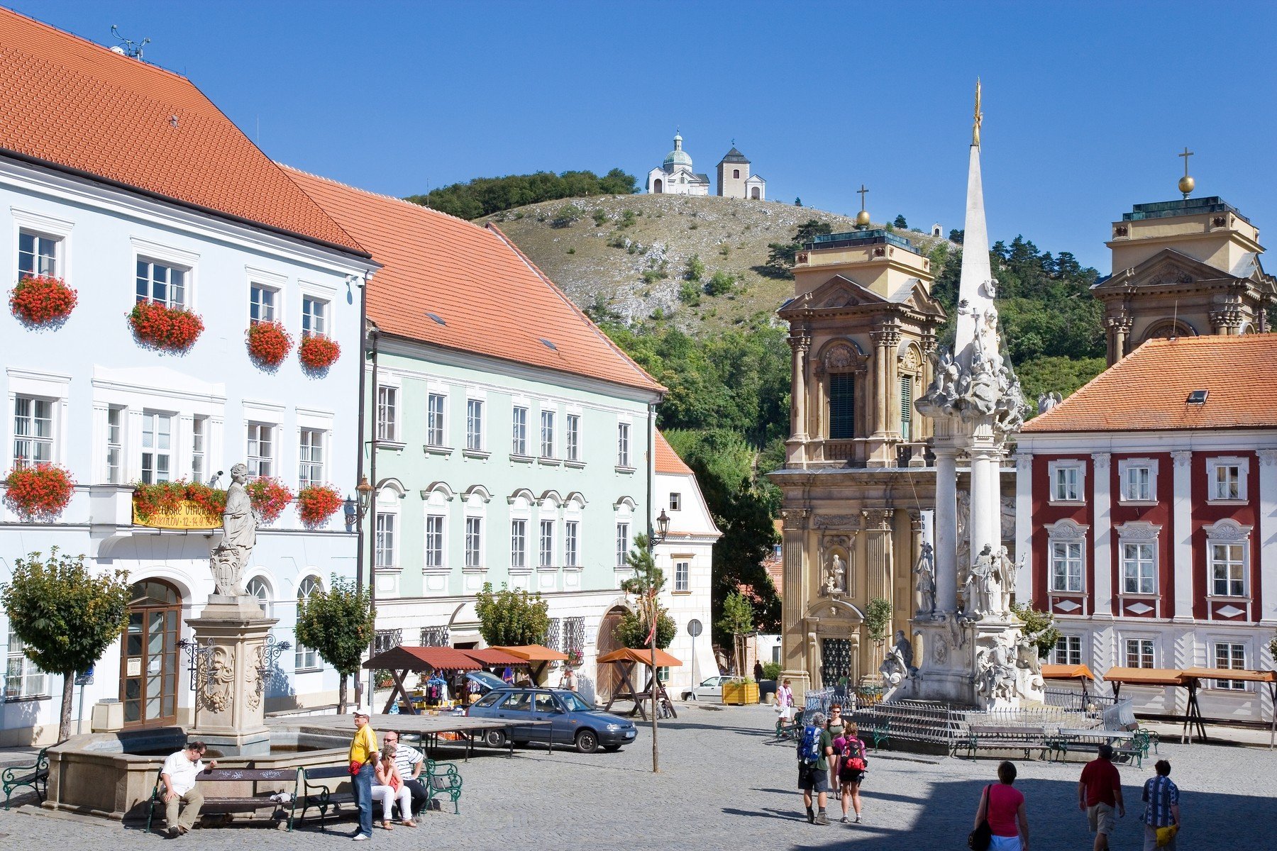 Sloup Nejsvětejší trojice a v pozadí Svatý kopeček, na který není těžké vystoupat podél Křížové cesty. mikulov sloup