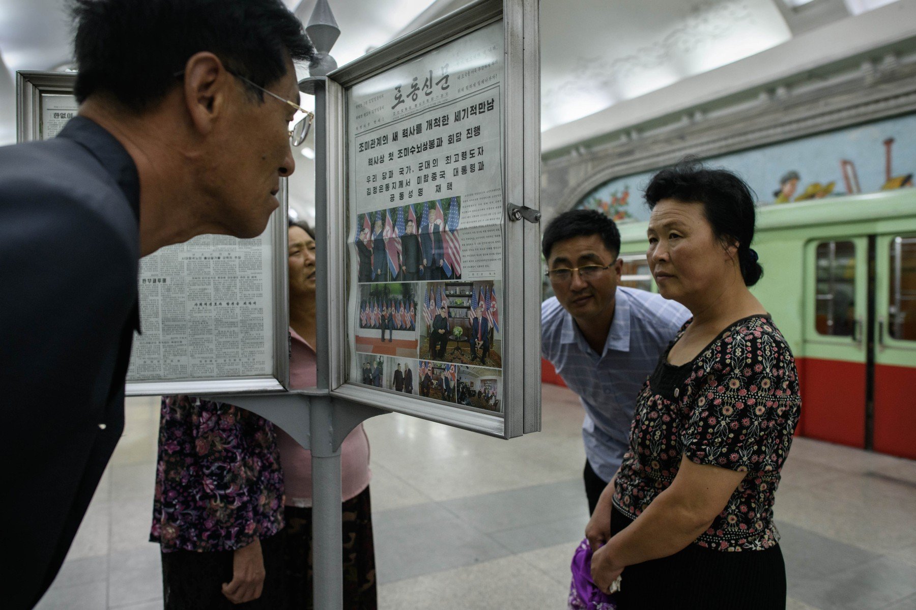 Informace o summitu se mohli dočíst také cestující v pchjongjangském metru. Jak schůzku prezentoval místní oficiální list, ale přesně nevíme pyongyang metro noviny