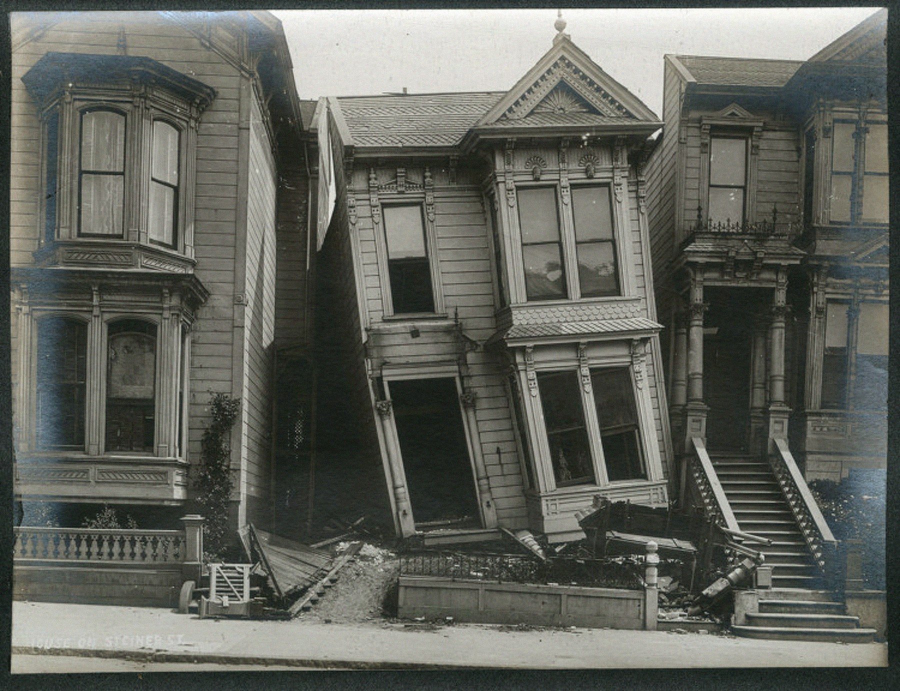Při zemětřesení v San Francisku v roce 1906 země létala do sedmimetrových vln sanfran