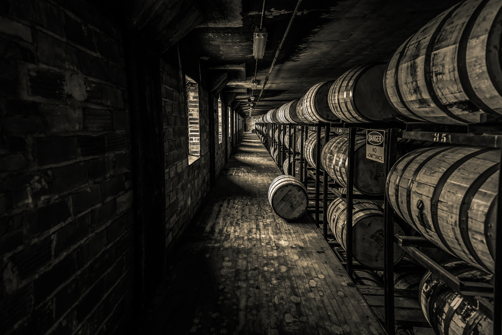 Rumy zrají podobně jako whiskey v sudech. Do nich je ale každý rok přilévána nová várka rum sud 1062919595