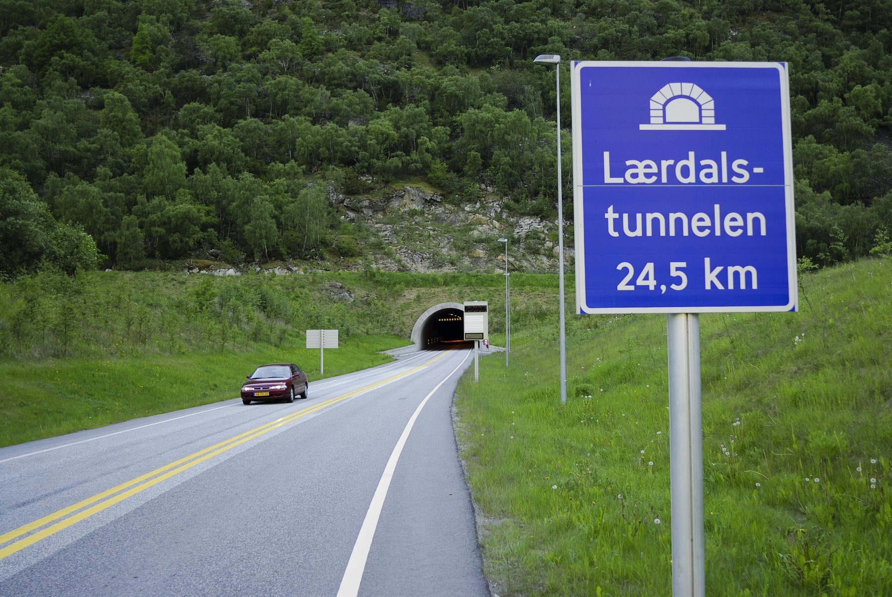 V nejdelším tunelu Evropy najdou řidiči i "náměstíčka", kde mohou zastavit a odpočinout si tunel norsko 0043326967